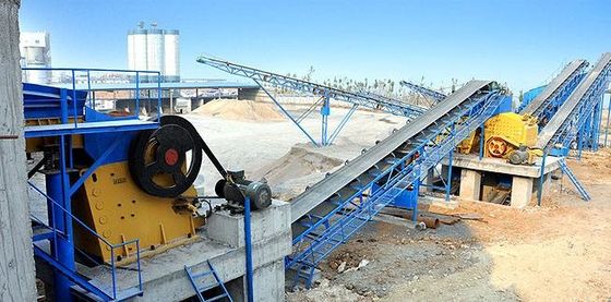 鉄鉱石加工工場 粉砕機とスクリーン鉱石重力利用装置